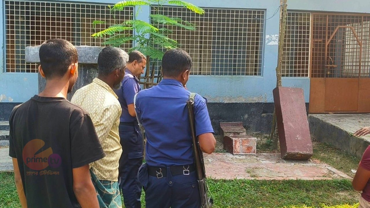 রাতের আঁধারে সরকারি প্রাথমিক বিদ্যালয়ের শহীদ মিনার ভাংচুর; তদন্তে পুলিশ