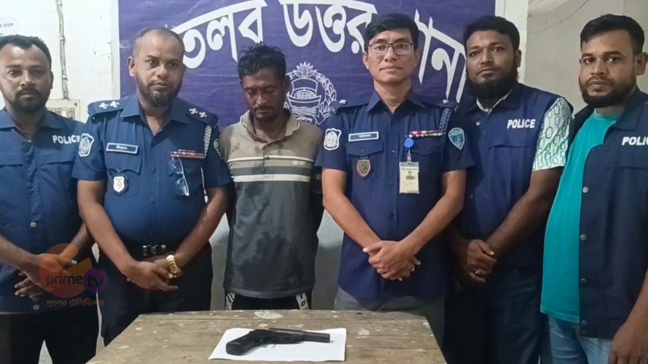 লুঙ্গির কোমরে মিলল দেশীয় অস্ত্র, মতলব উত্তরে যুবক গ্রেপ্তার