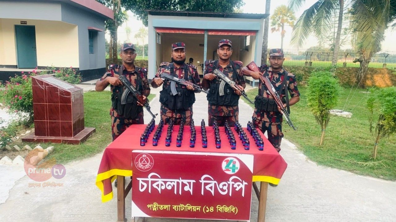 নওগাঁর ধামইরহাটে ৮৯ বোতল ভারতীয় ফায়ারডিল সিরাপ জব্দ
