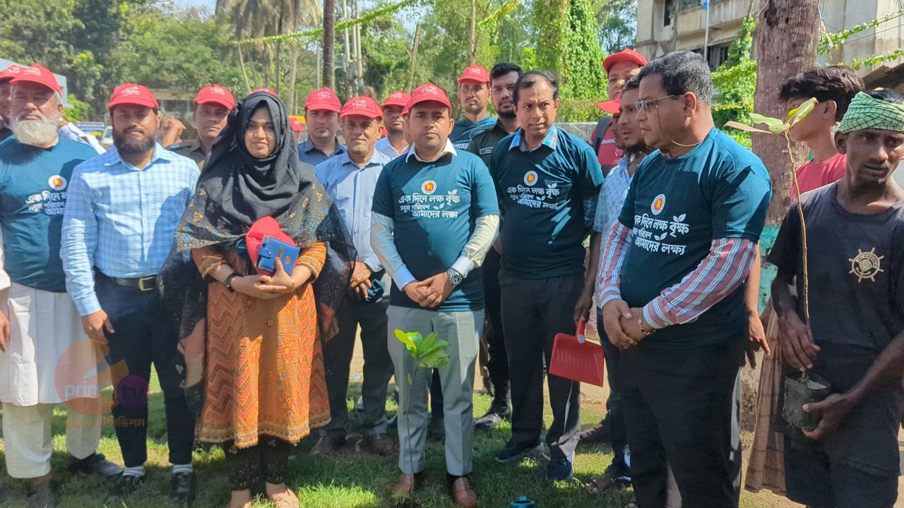 সাতকানিয়ায় উপজেলা প্রশাসনের ৪ হাজার বৃক্ষরোপণ কর্মসূচির উদ্বোধন