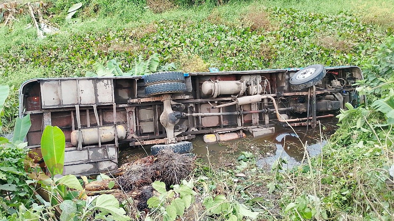 ধামরাইয়ে নিয়ন্ত্রণ হারিয়ে খাদে যাত্রীবাহী বাস, আহত শিশুসহ ১২