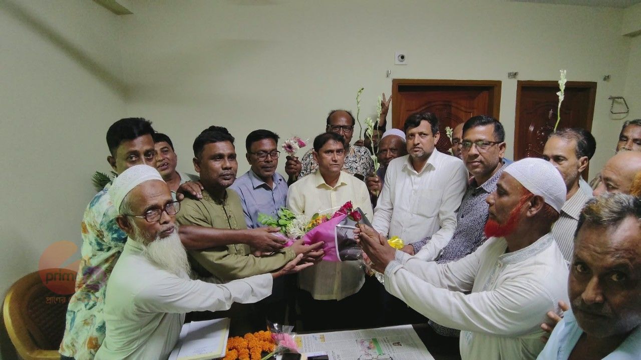 মান্দায় দলিল লেখক সমিতির নবগঠিত কমিটিকে ফুলেল শুভেচ্ছা জানালেন এমপি ডা. টিপু